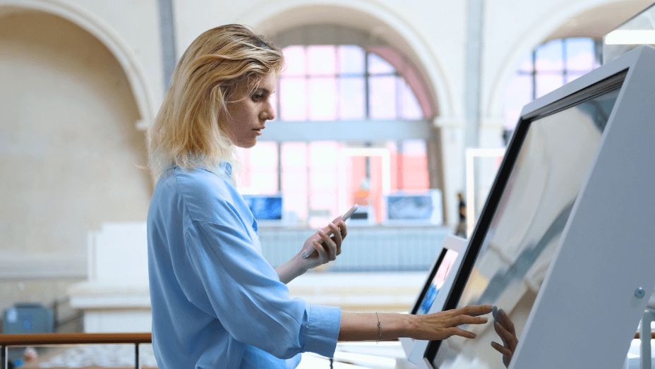 female employee using a digital screen in the lobby (1)