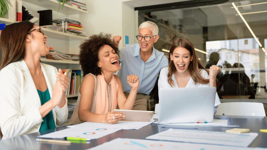 happy-business-people-office-colleaguesi