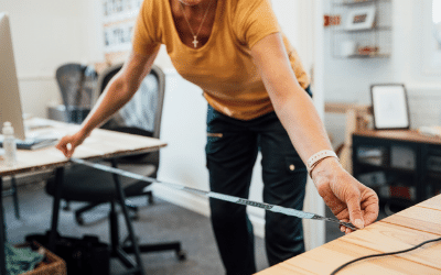 Safe distance between hot desks